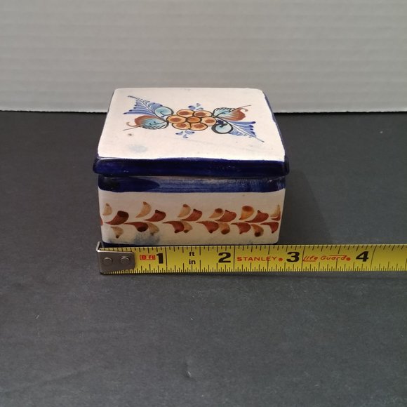 SOLD ✨️ Hand Painted Ceramic Trinket Box with Lid Signed - Picture 7 of 8